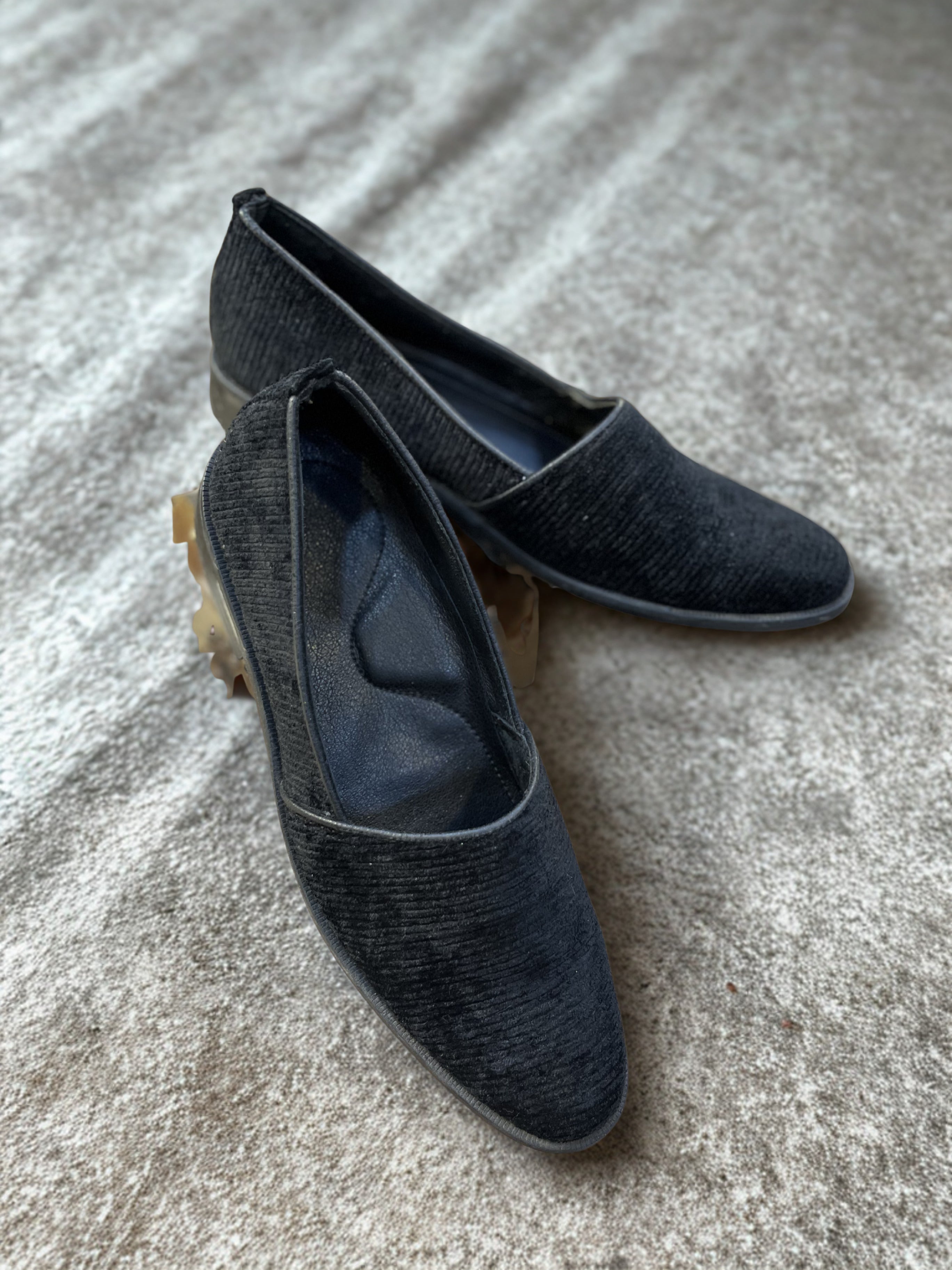 Noir ribbed loafers.