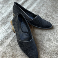 Noir ribbed loafers.
